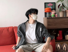 身高1.8米，135斤，外形俊朗清爽